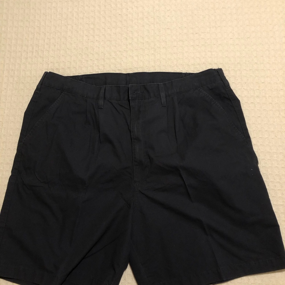 Wrangler Men's Navy Blue Flat Front Shorts w/2 front and 2 back pockets.